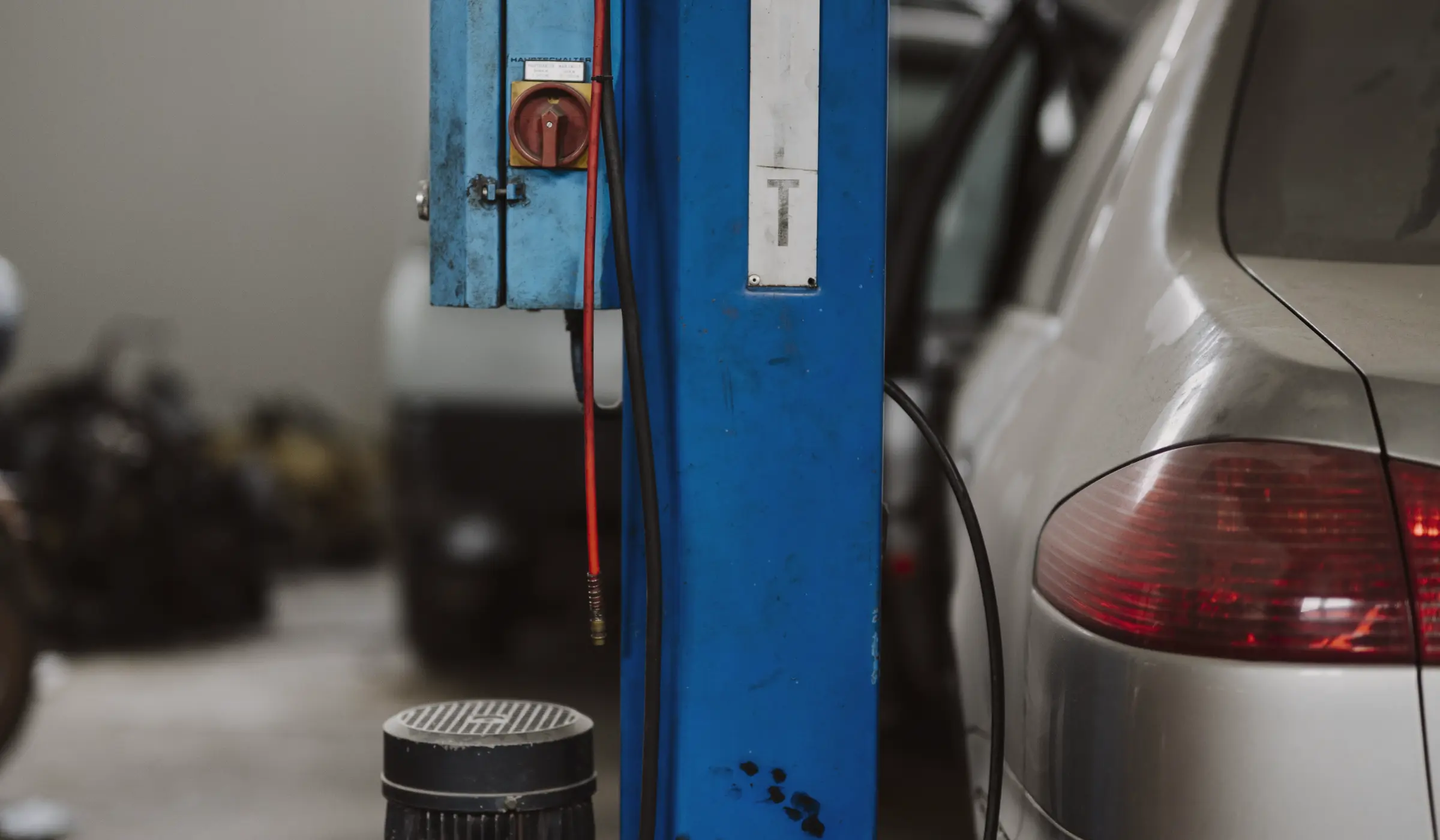 Carro suspenso no elevador da oficina